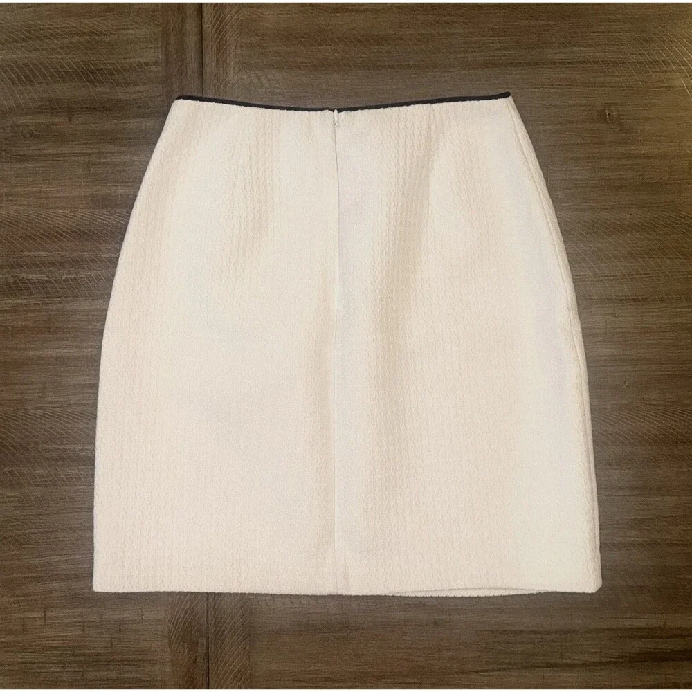 White House Black Market White Textured Pencil Skirt With Black Top Trim Size 6